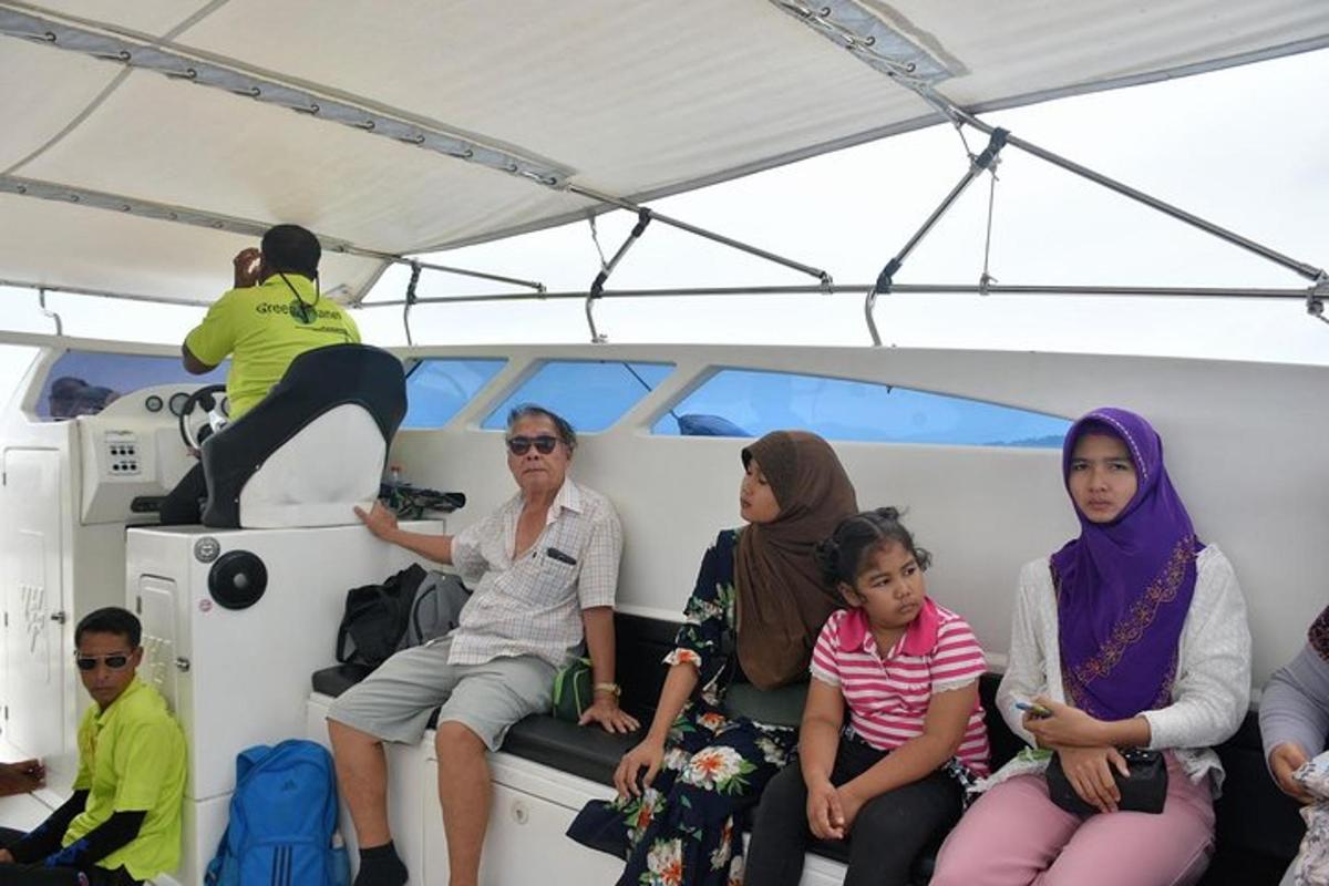 um grupo de pessoas sentadas na parte de trás de um barco