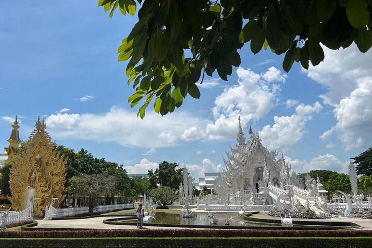 um prédio branco com uma fonte em um parque