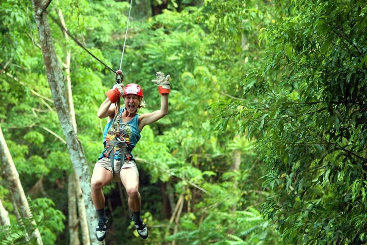 una donna su una teleferica nella foresta