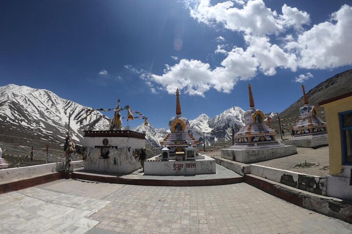 un grupo de estatuas frente a una montaña