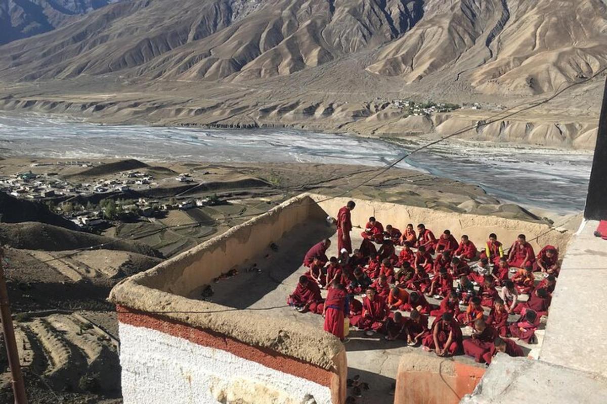 Un grupo de personas con uniformes rojos en la cima de una montaña.