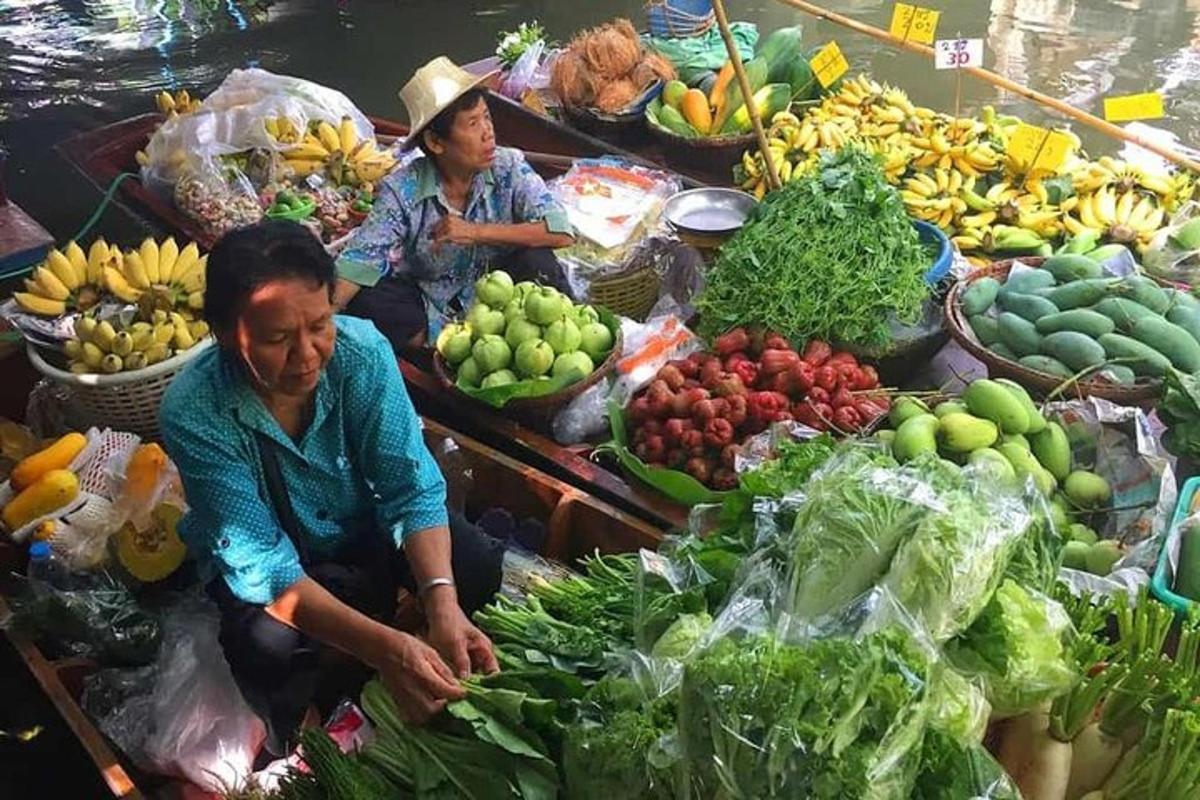 两个人在水果蔬菜市场