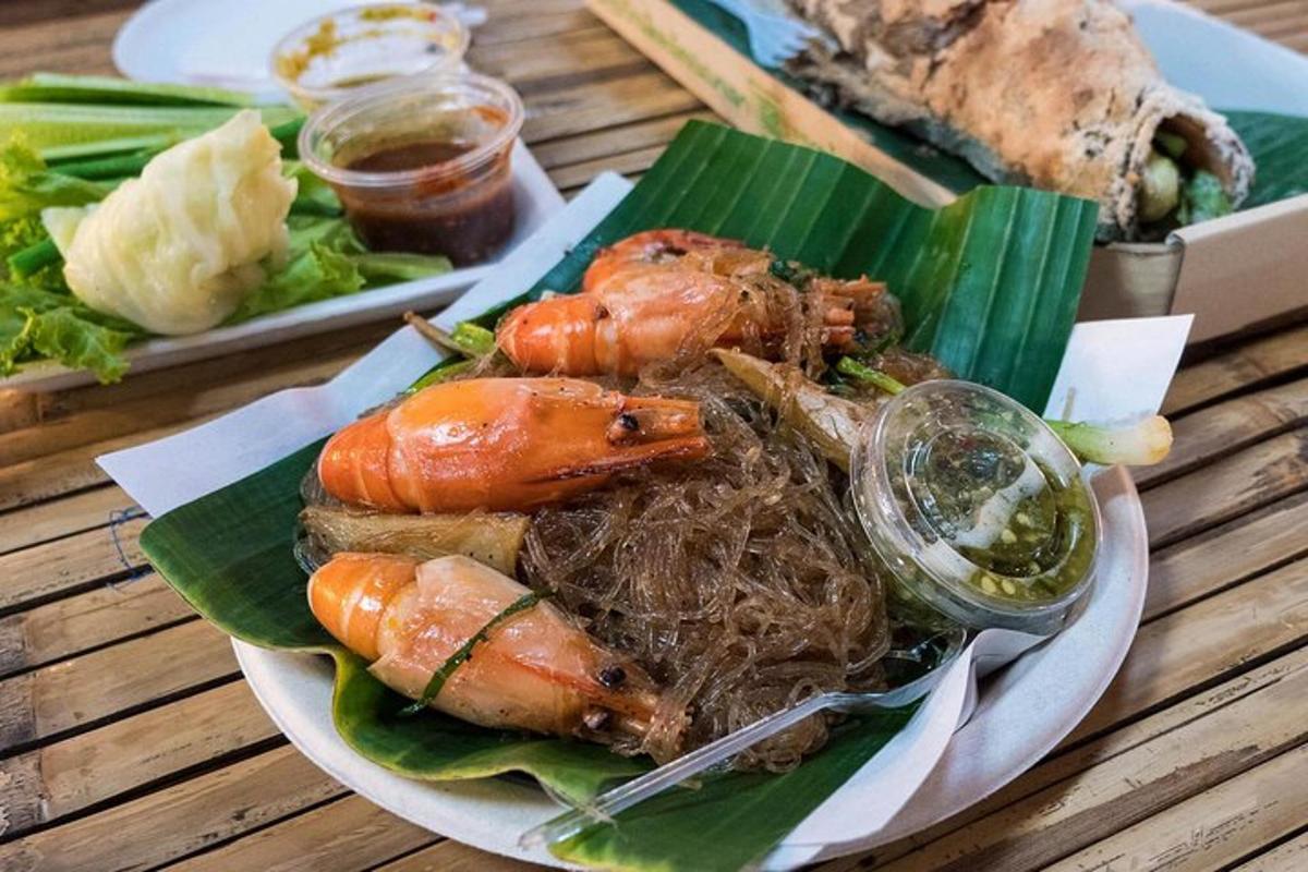 isang plato ng pagkain na may seafood sa mesa