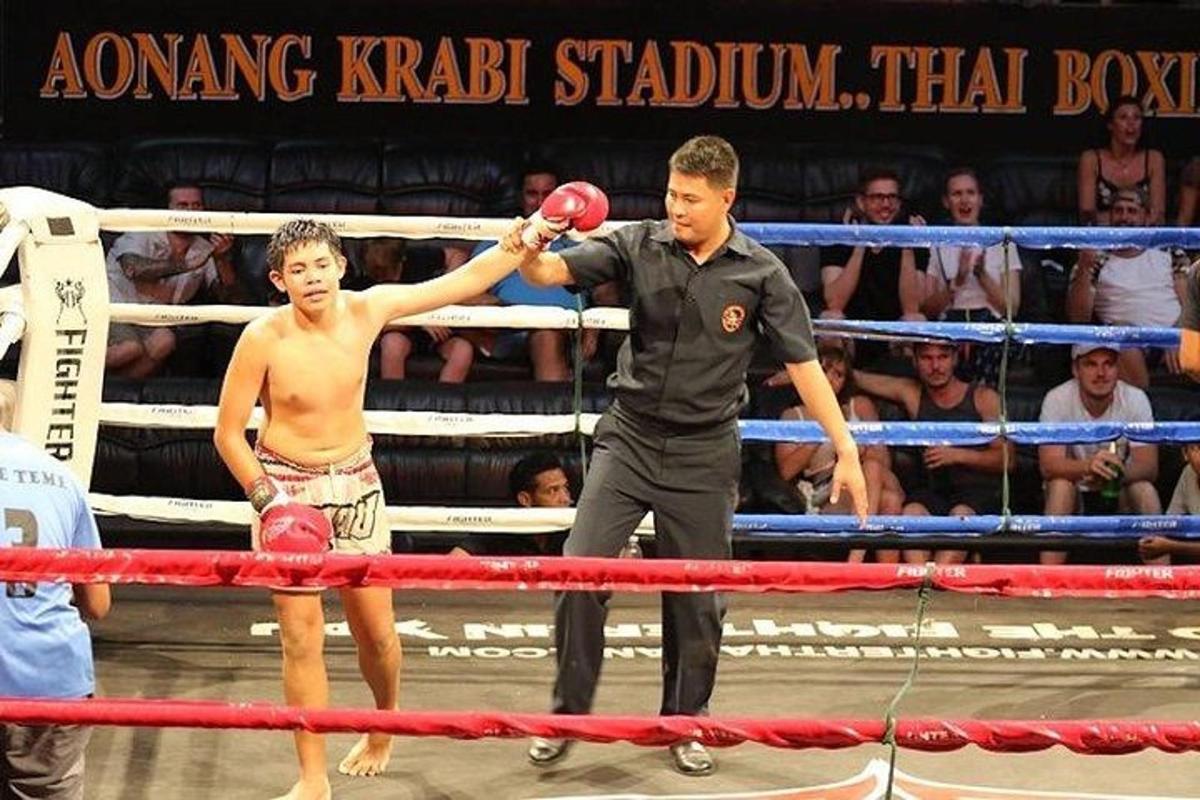 muž stojící před boxerským ringem s mužem držícím