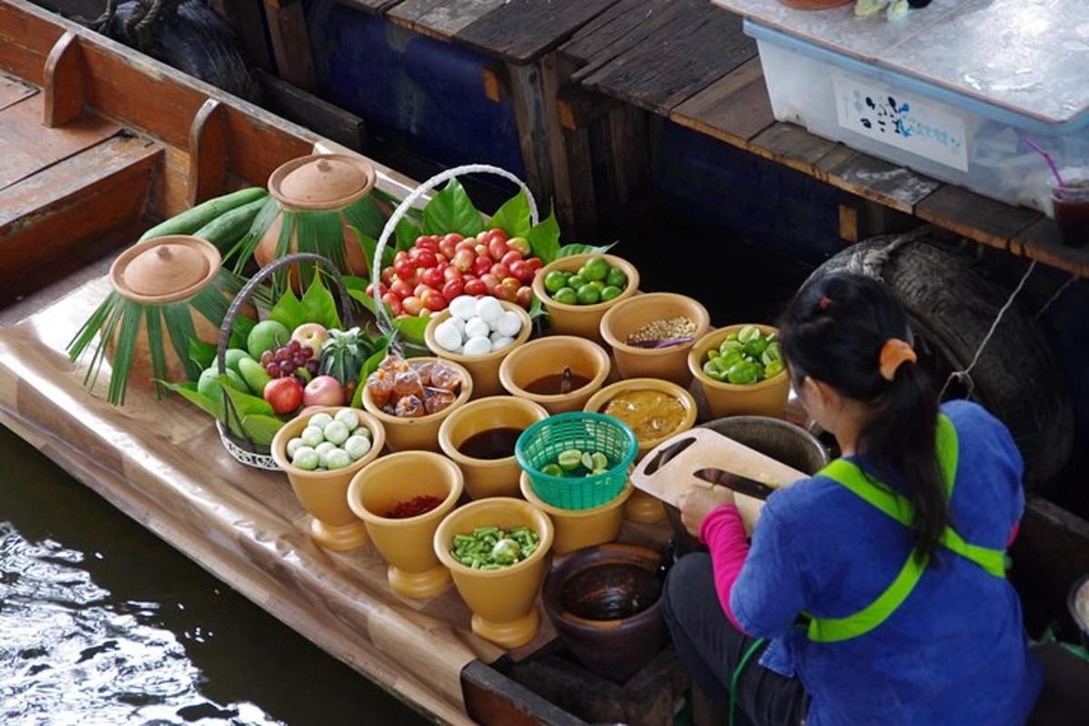isang babaeng nakaupo sa isang bangka na may mesa ng mga gulay