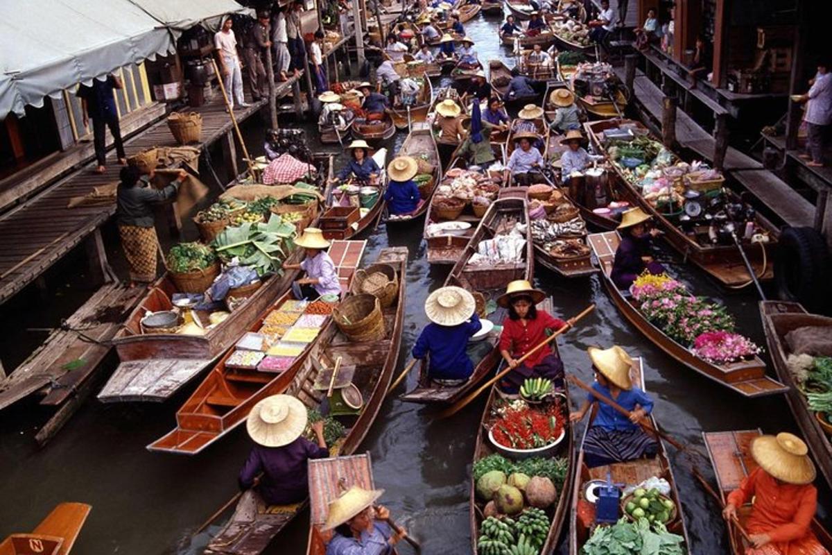 isang grupo ng mga tao sa mga bangka sa isang palengke