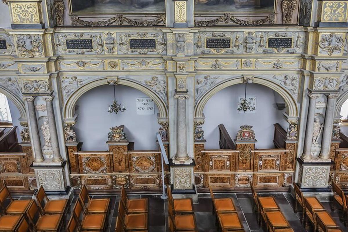 o sală de judecată goală într-o clădire cu tavane ornamentate