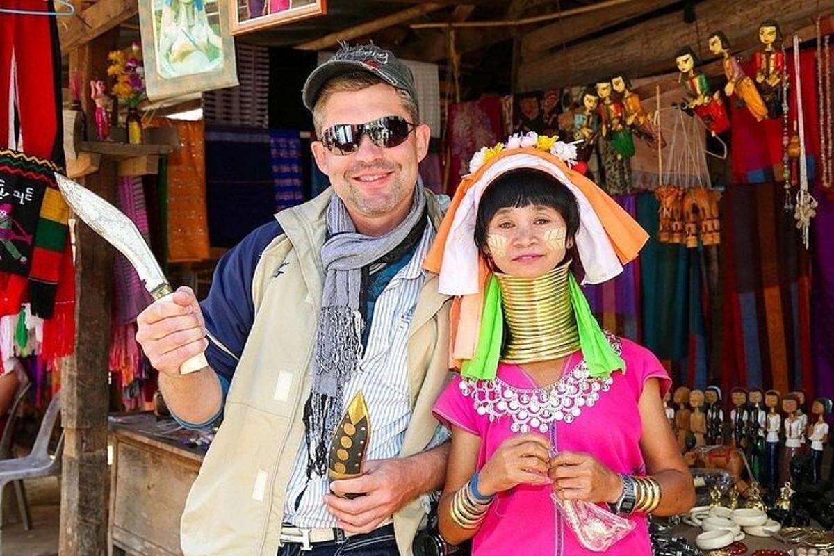 un bărbat și o femeie stând într-un magazin ținând în mână umbrele