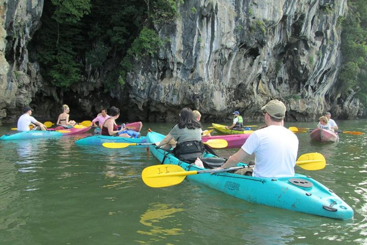 sekelompok orang di kayak di air