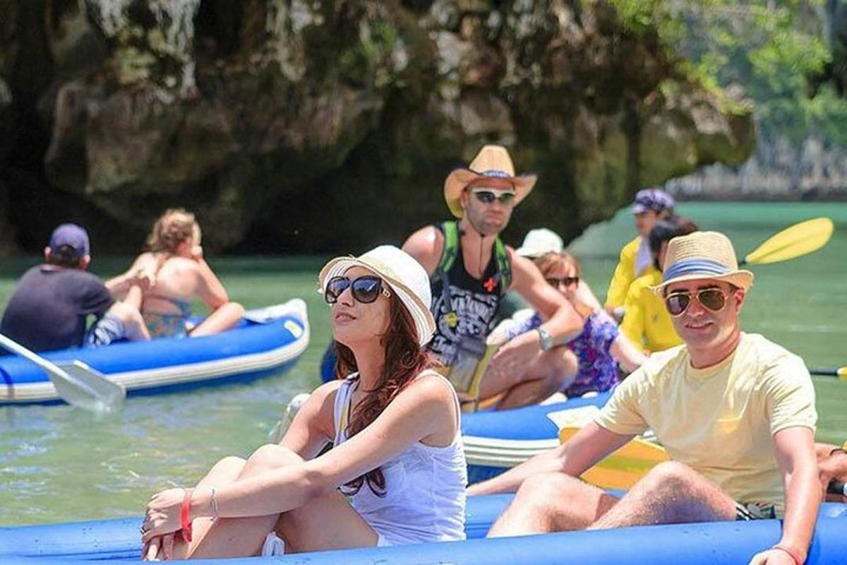 un gruppo di persone che viaggiano su zattere in acqua