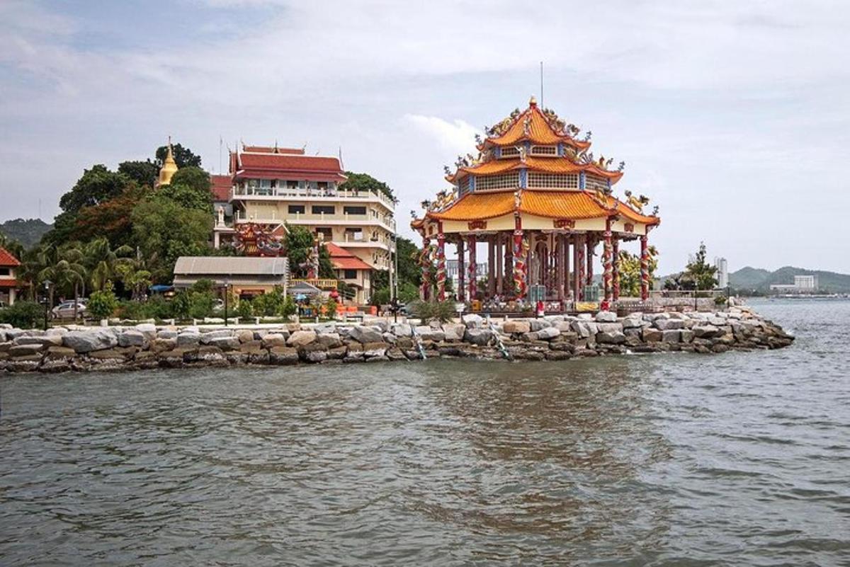 un edificio sul bordo di uno specchio d'acqua