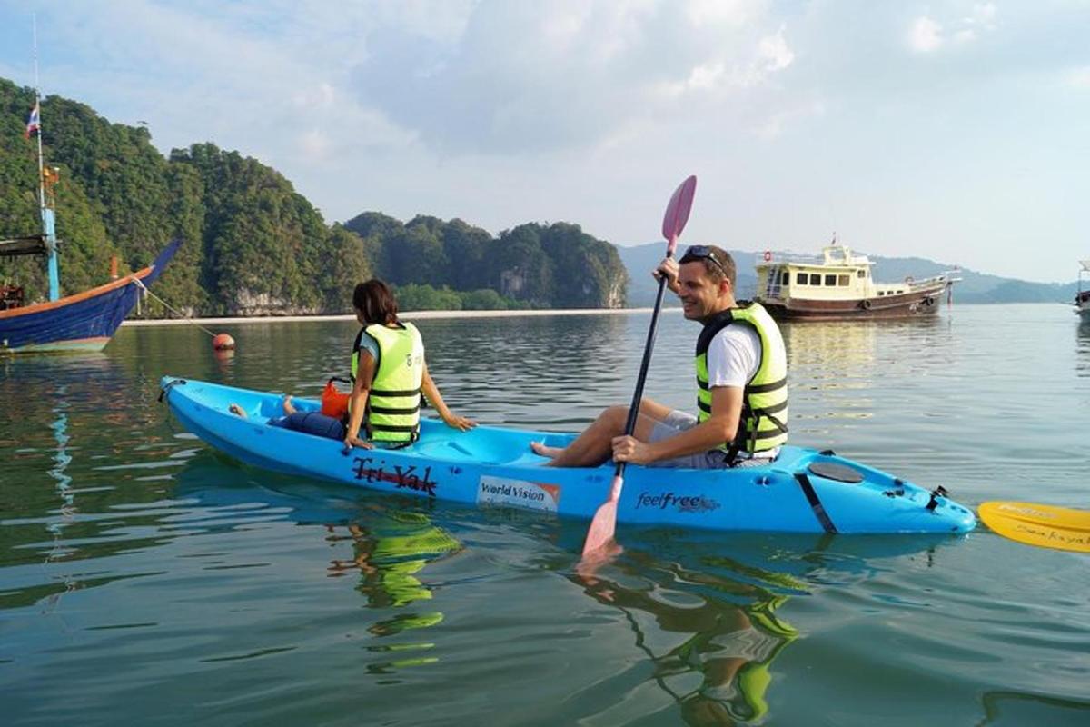 un uomo e una donna su un kayak blu sull'acqua
