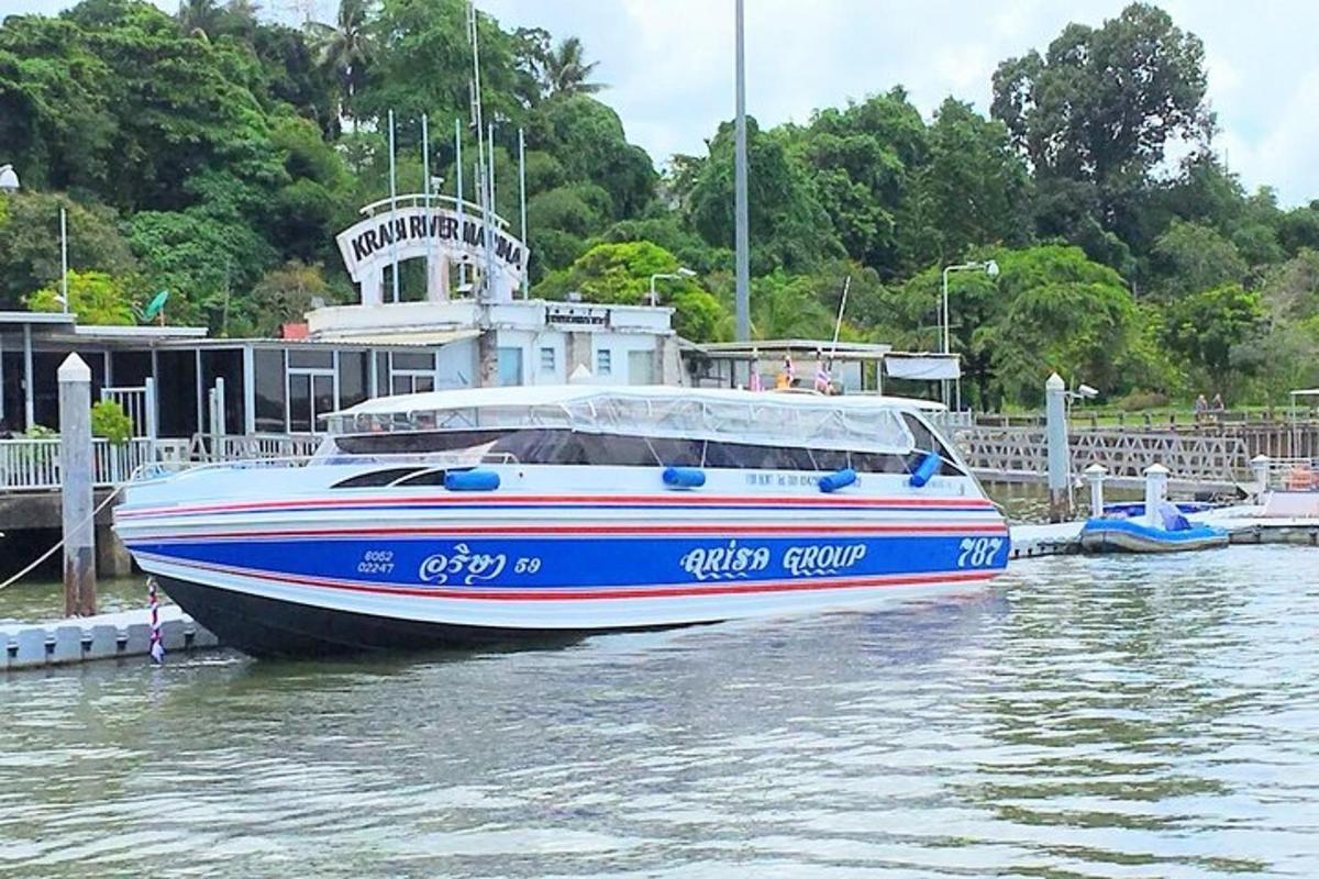 een blauw-witte boot die in het water ligt