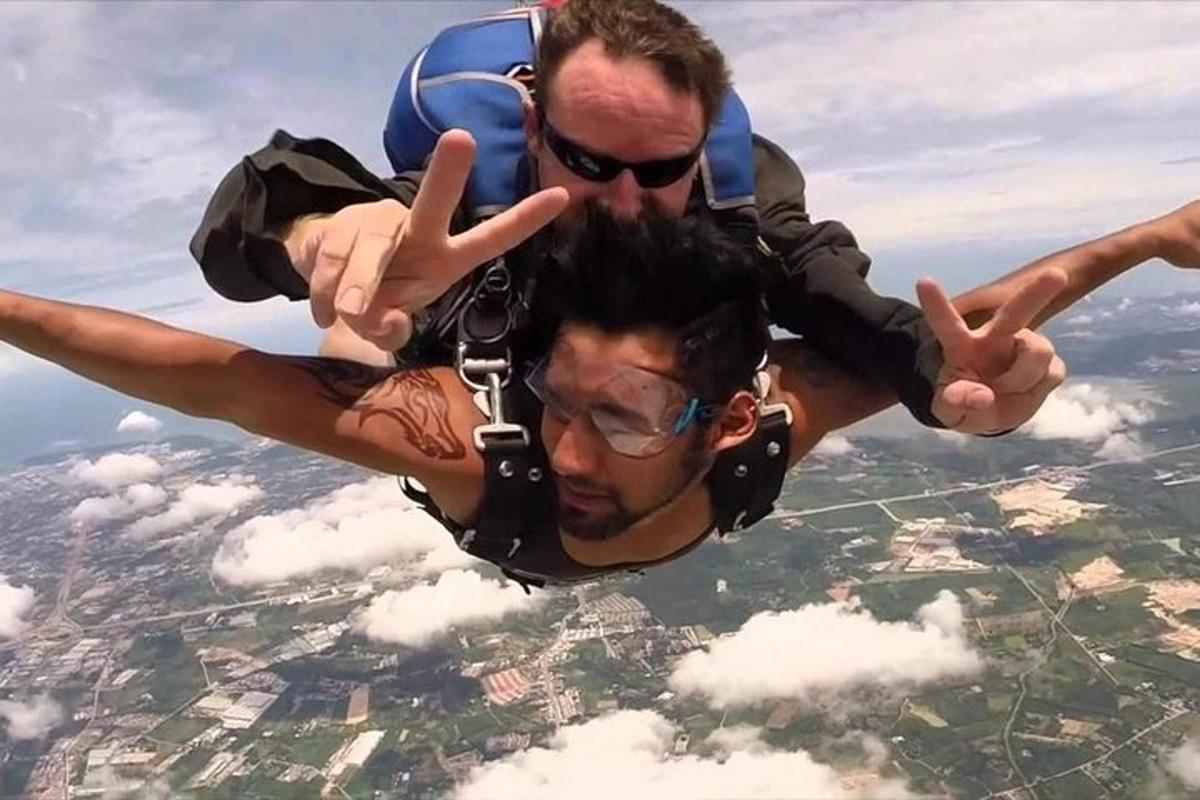 dois homens estão voando no céu sobre uma cidade