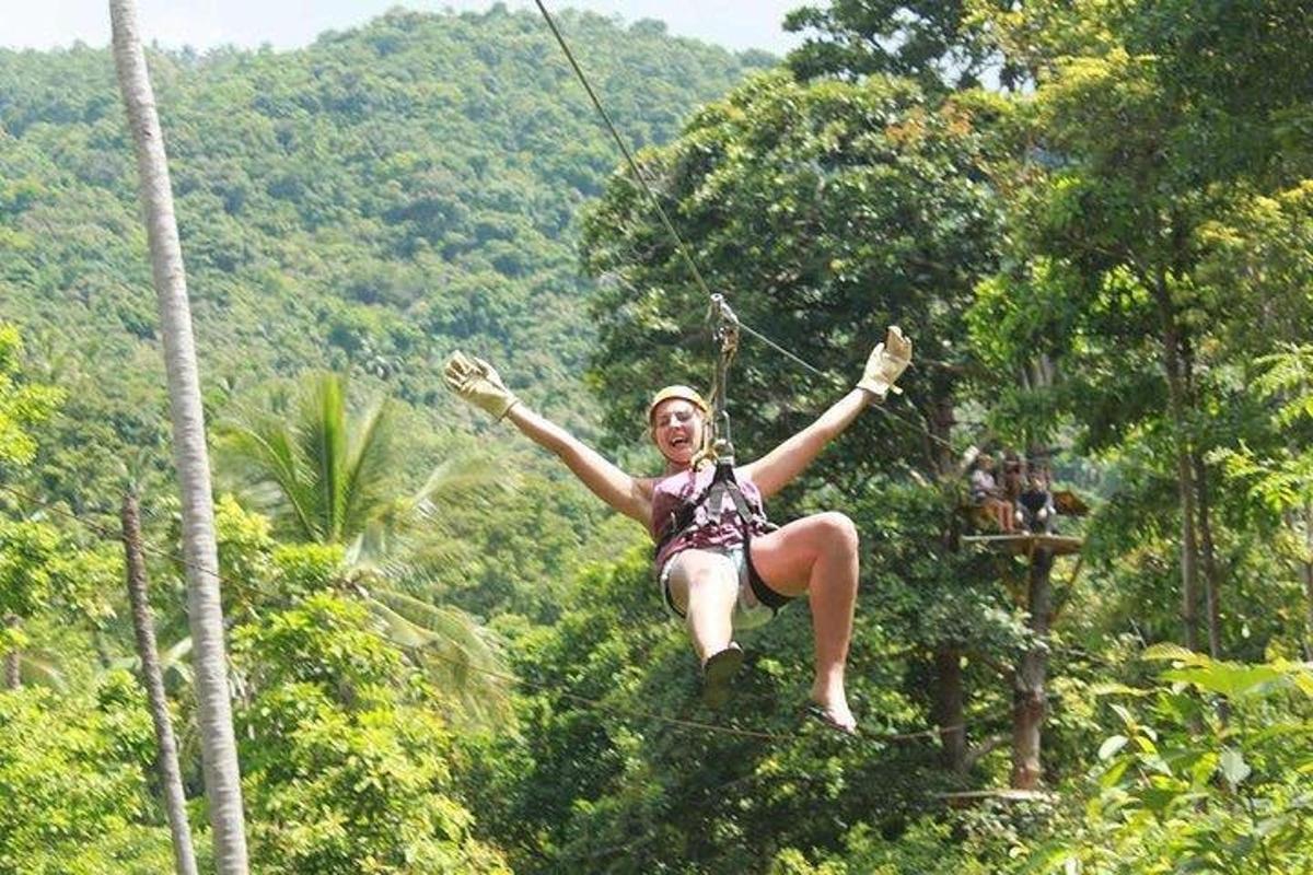 una donna su una teleferica nella giungla