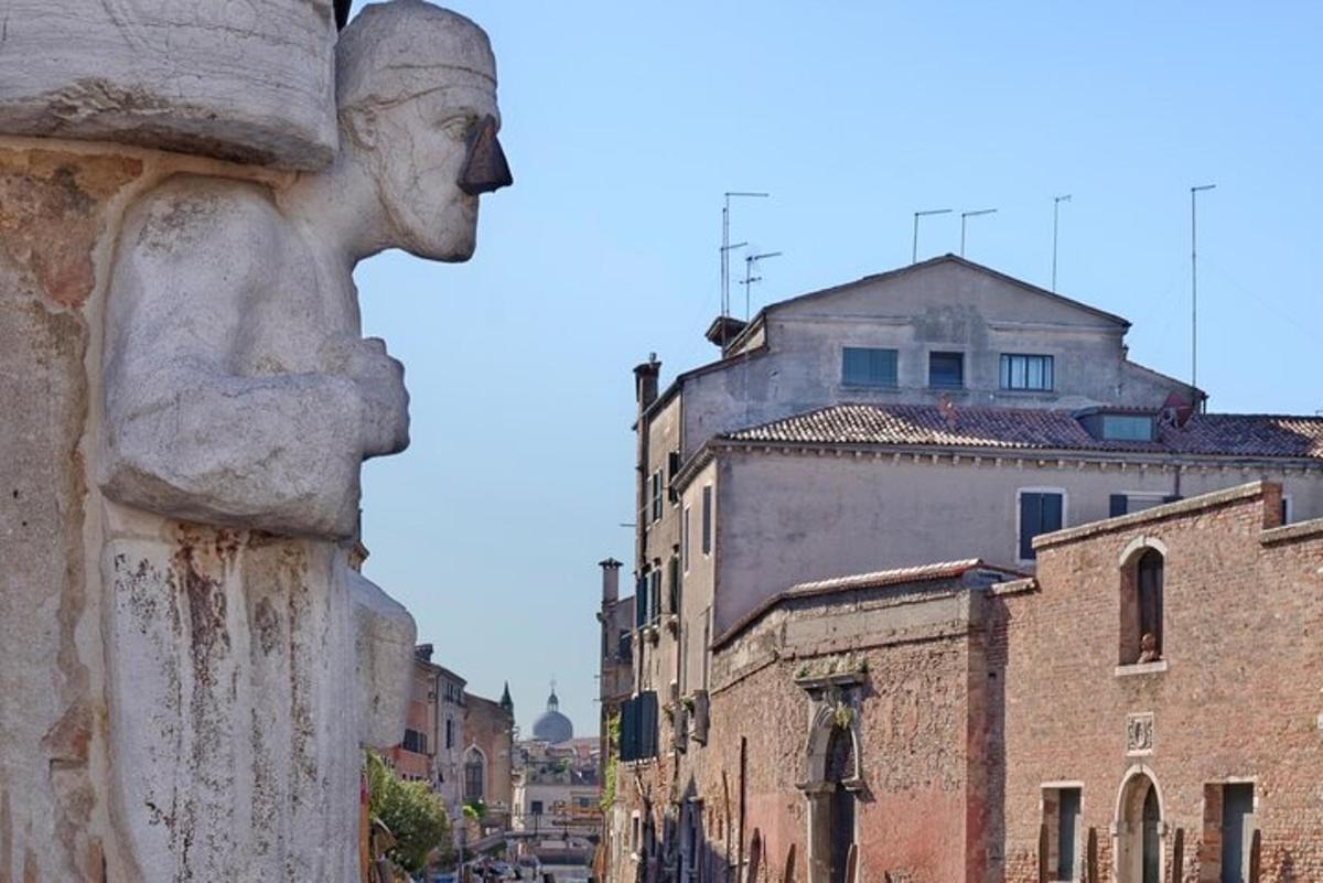 o statuie pe marginea unei clădiri