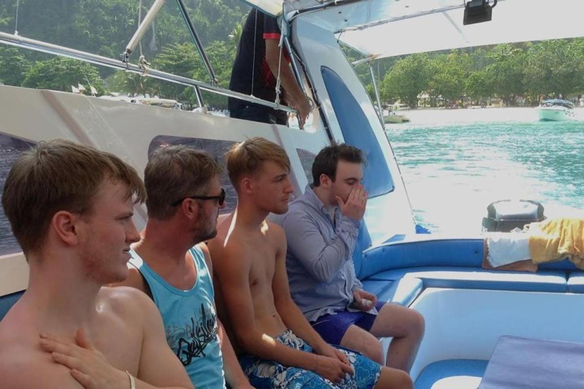 een groep jonge mannen die op een boot zitten