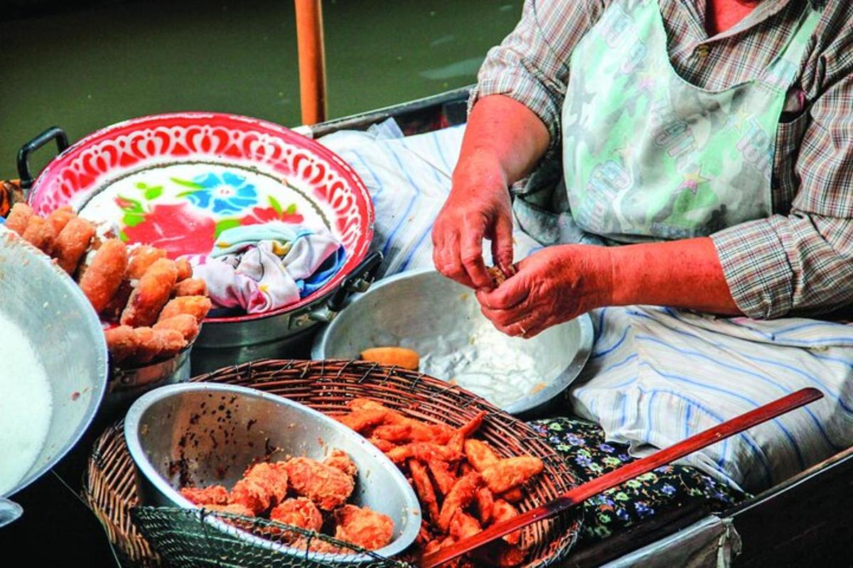 een vrouw kookt eten op een tafel