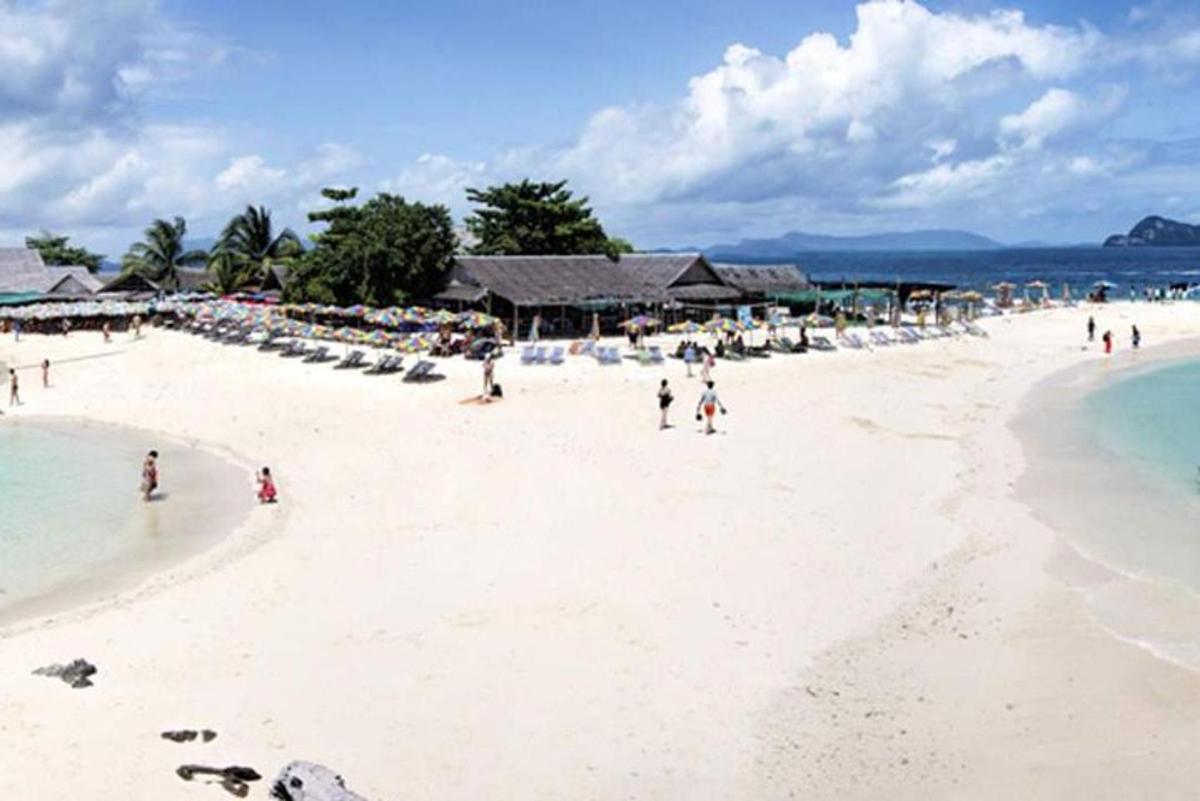 một nhóm người trên bãi biển trắng