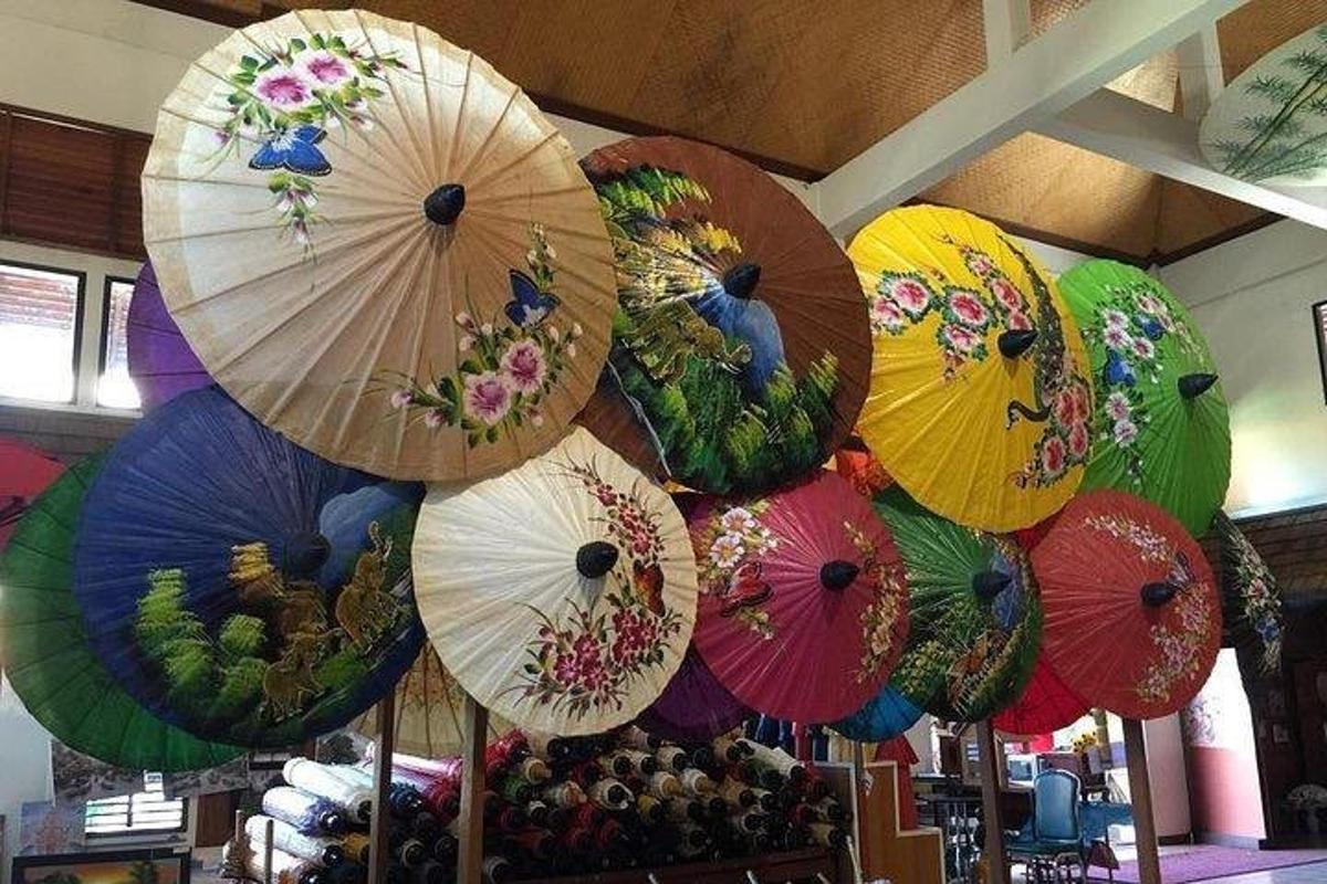 một loạt ô đầy màu sắc treo trong một cửa hàng