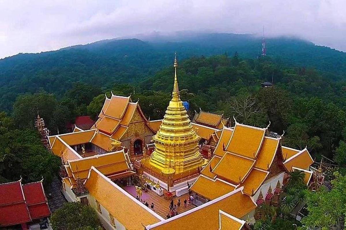 một góc nhìn từ trên cao của một tòa nhà có một ngôi chùa