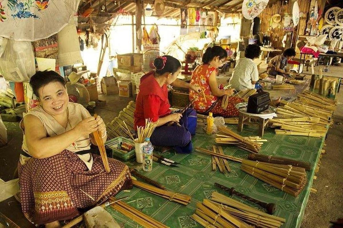 một nhóm phụ nữ ngồi trên bàn với những cây gậy