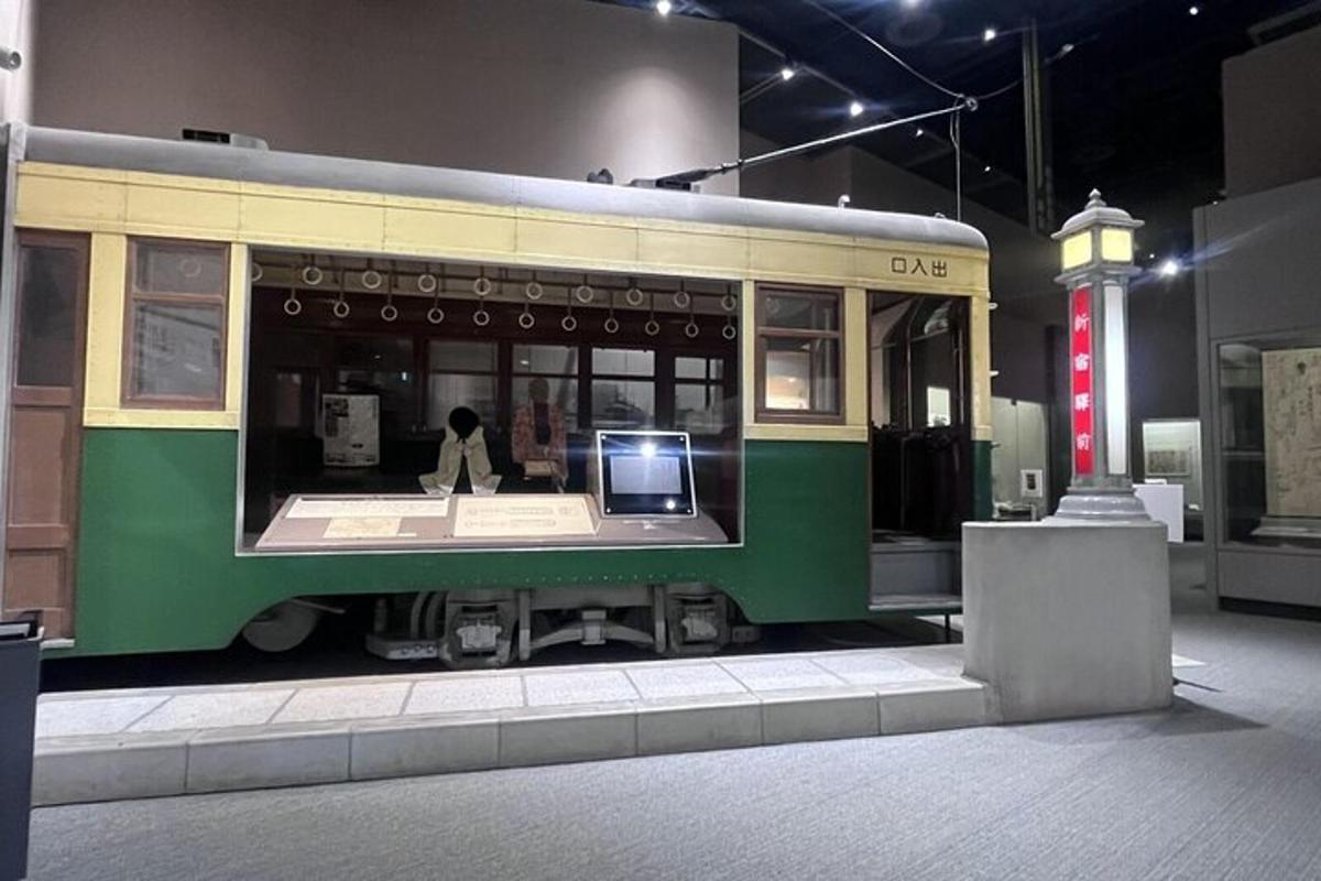 Un modelo de tren en exhibición en un museo.