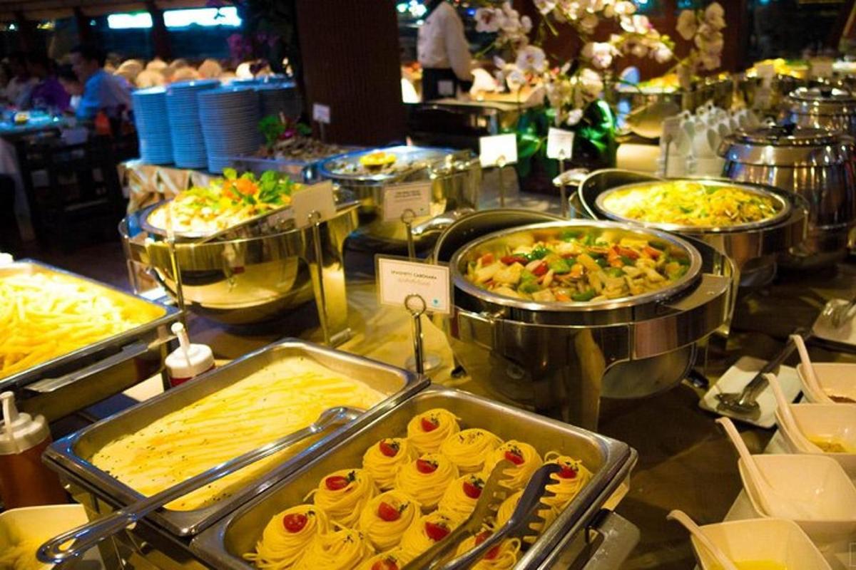 摆放着许多托盘食物的自助餐