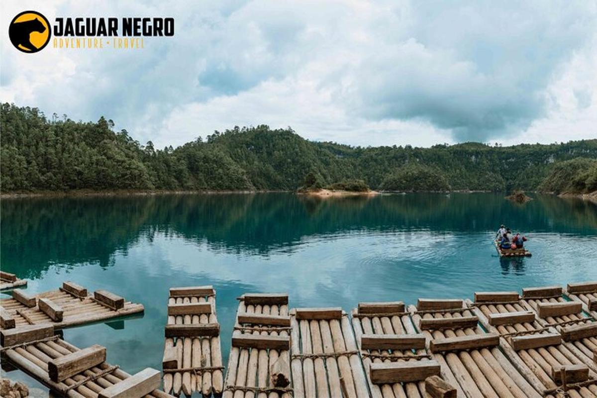 un grupo de personas en un bote en un lago