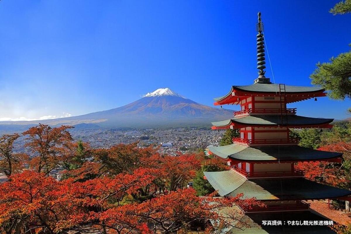 una pagoda con una montagna sullo sfondo