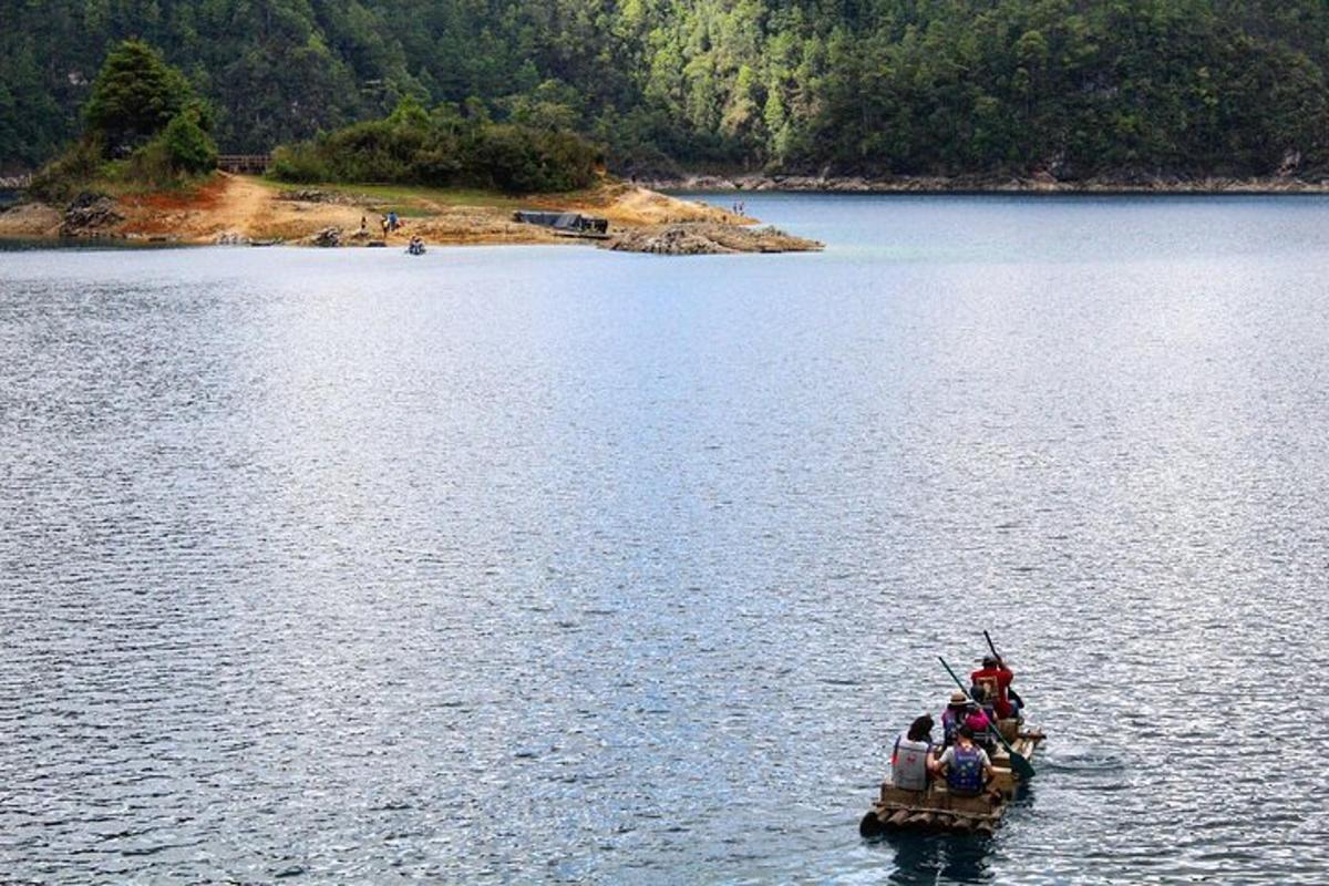 un grupo de personas en un pequeño bote en un lago