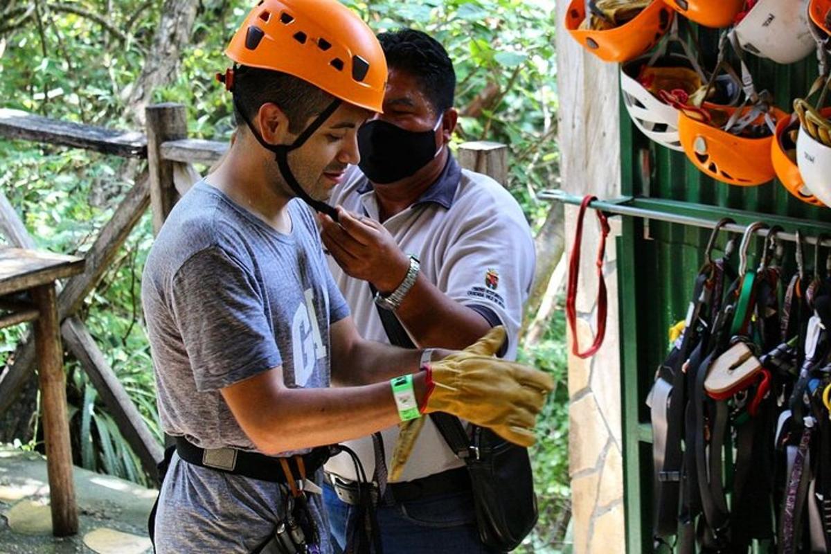 Dos hombres con cascos y guantes miran a un hombre que se pone un casco.
