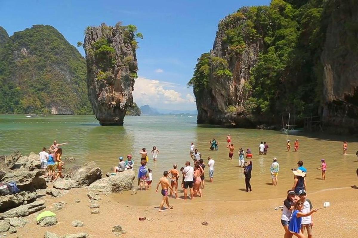 sekumpulan orang di pantai di dalam air