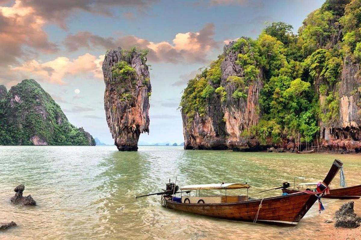 bot yang duduk di dalam air di hadapan pulau batu kapur
