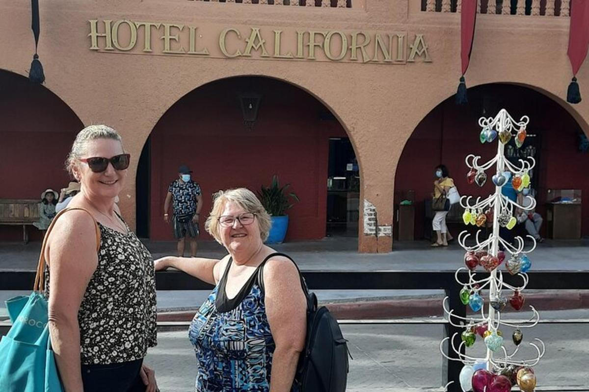 to kvinner står foran et hotell i California