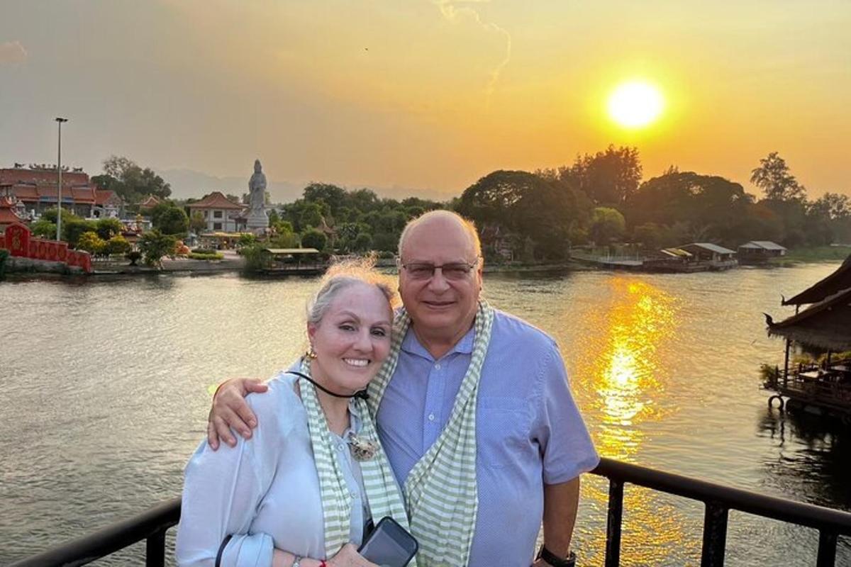 un uomo e una donna in piedi accanto a un fiume