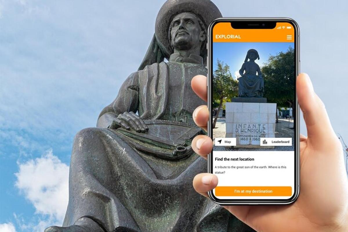 una persona sosteniendo un teléfono celular frente a una estatua