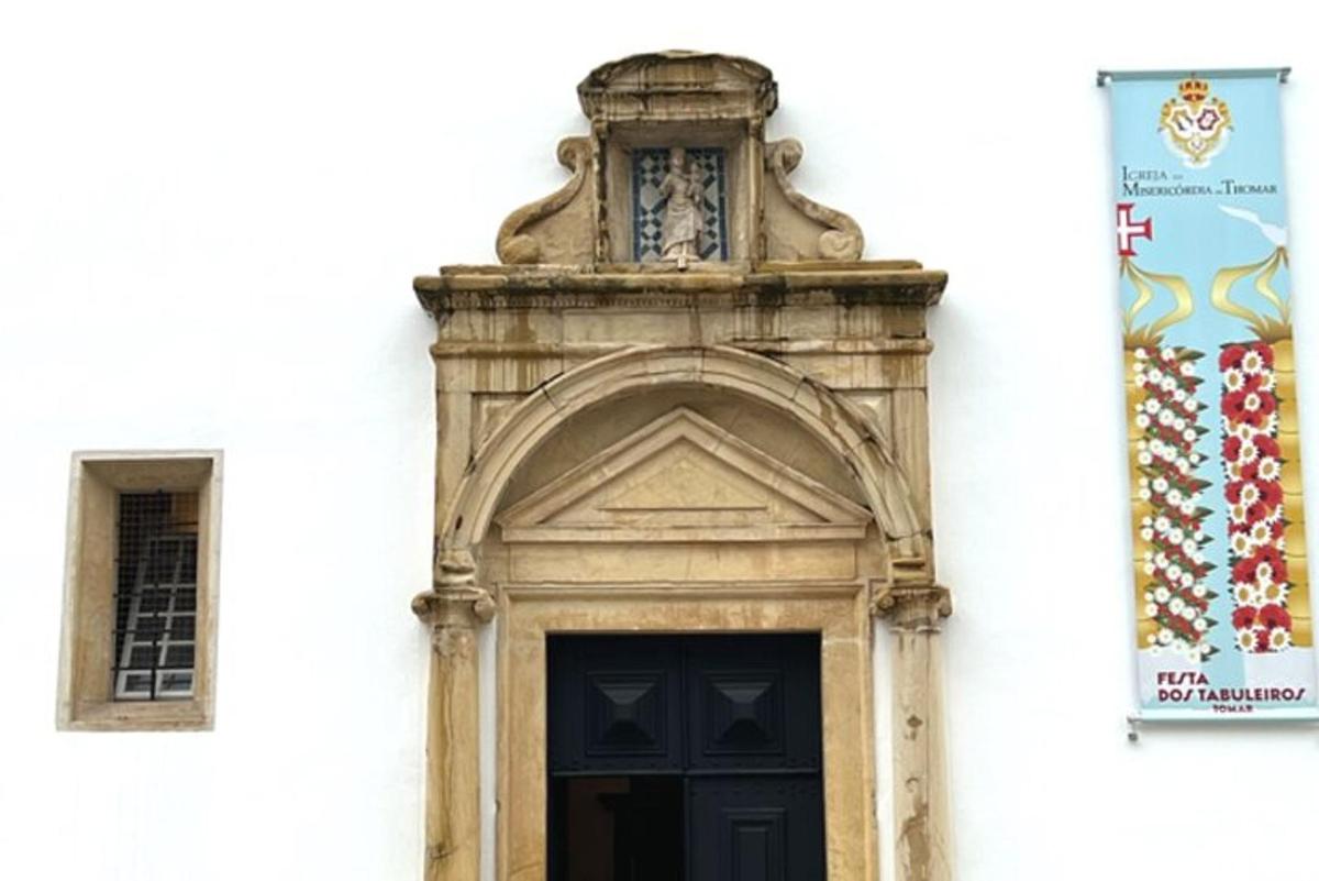 un edificio con una porta con un orologio sopra