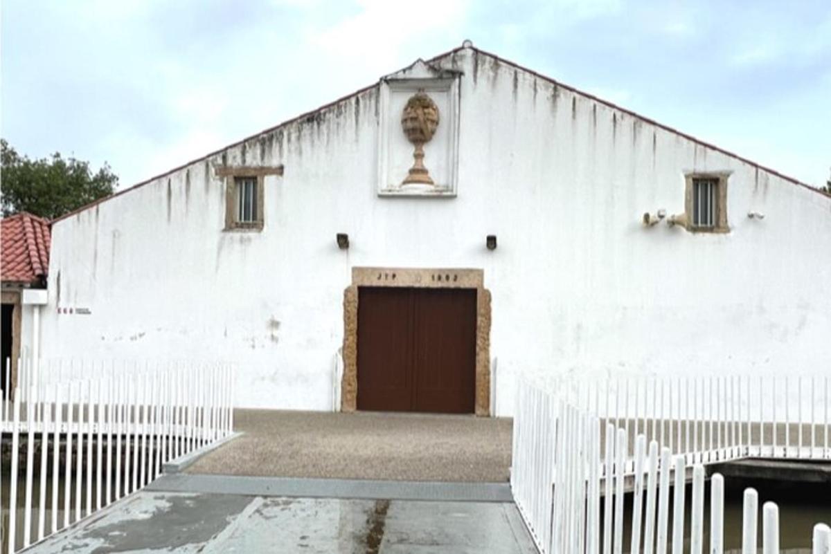 un edificio bianco con una porta e una recinzione