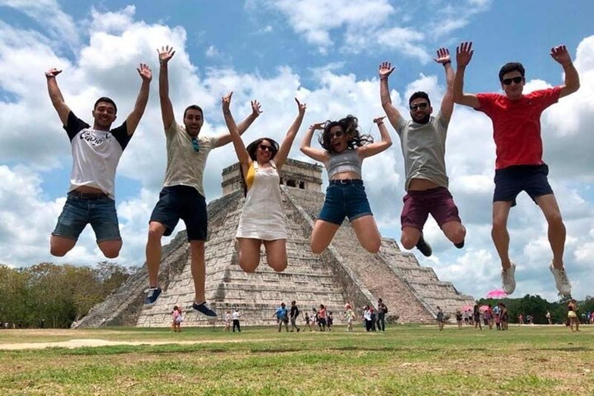 Un grupo de personas saltando en el aire frente a una pirámide.