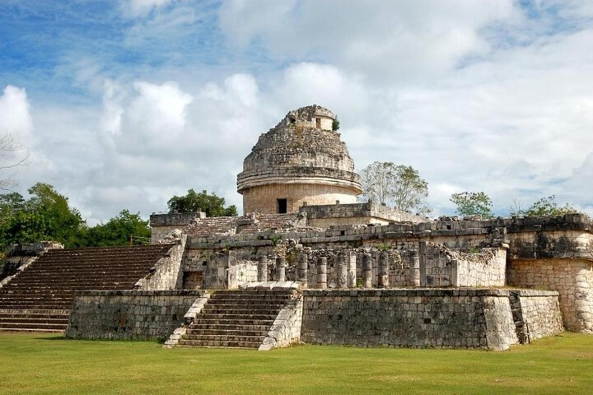 Un antiguo templo con escalones y una pirámide.