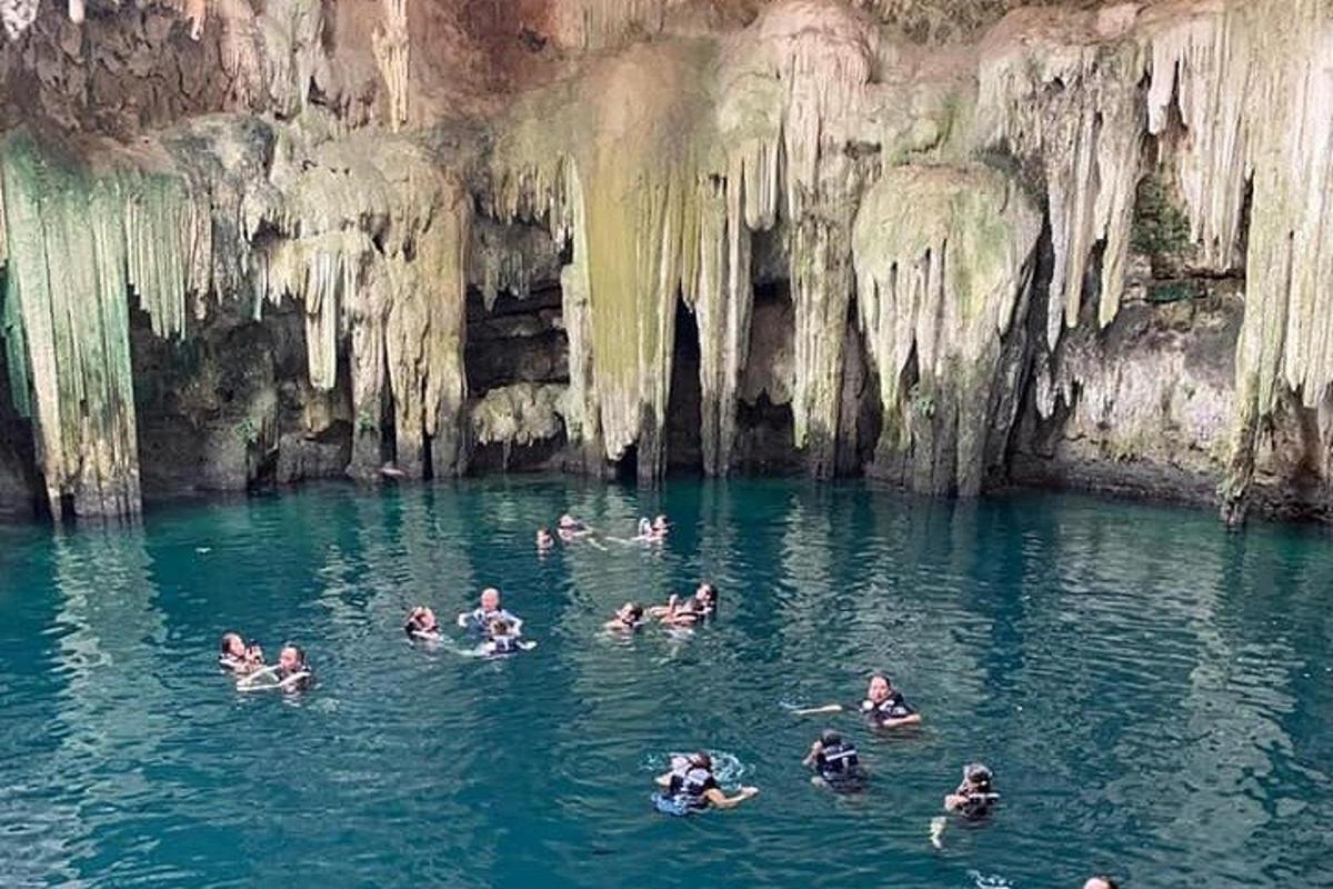 eine Gruppe von Menschen im Wasser in einer Höhle