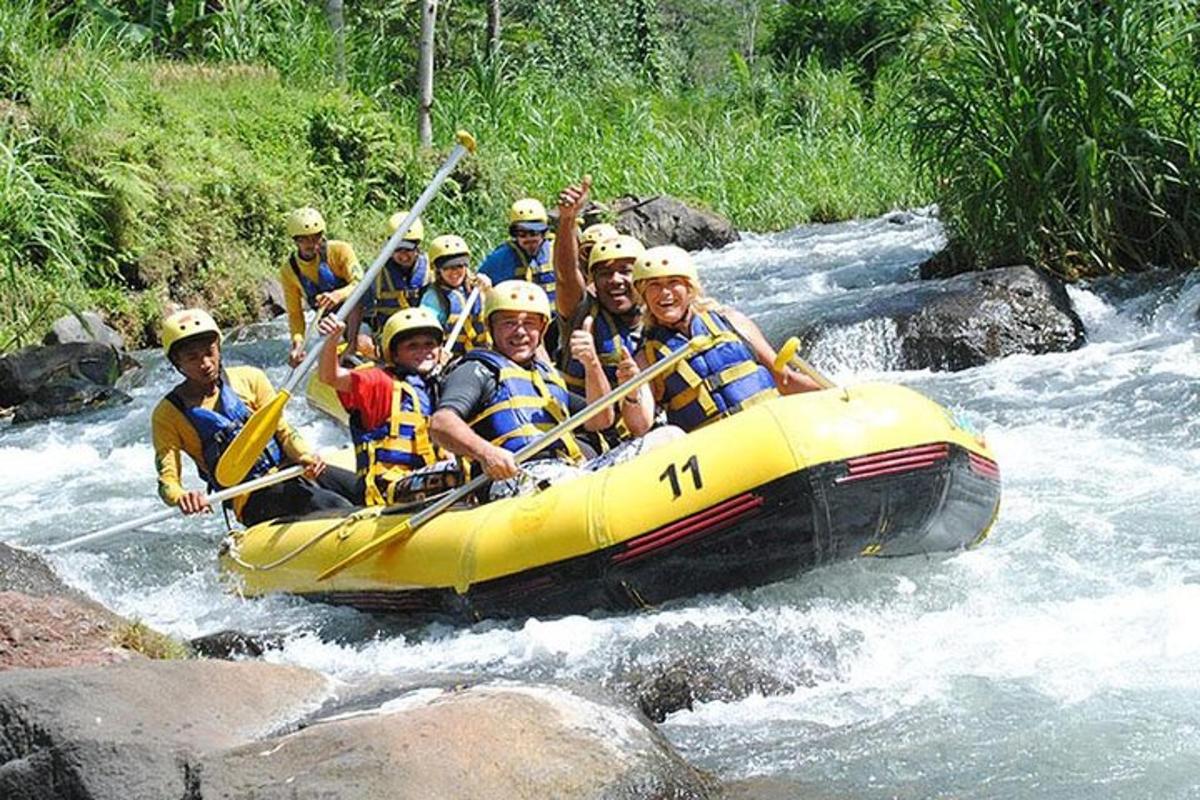 un gruppo di persone su una zattera su un fiume