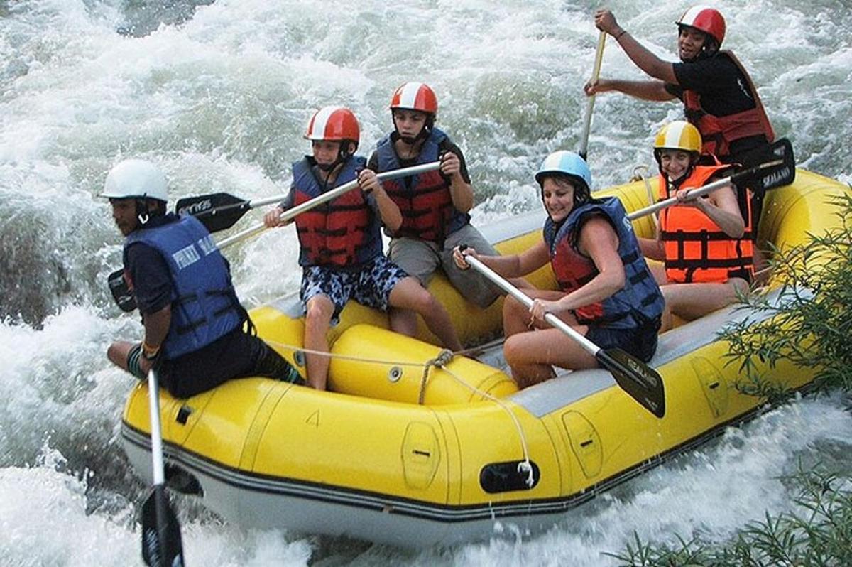 un gruppo di persone su una zattera su un fiume