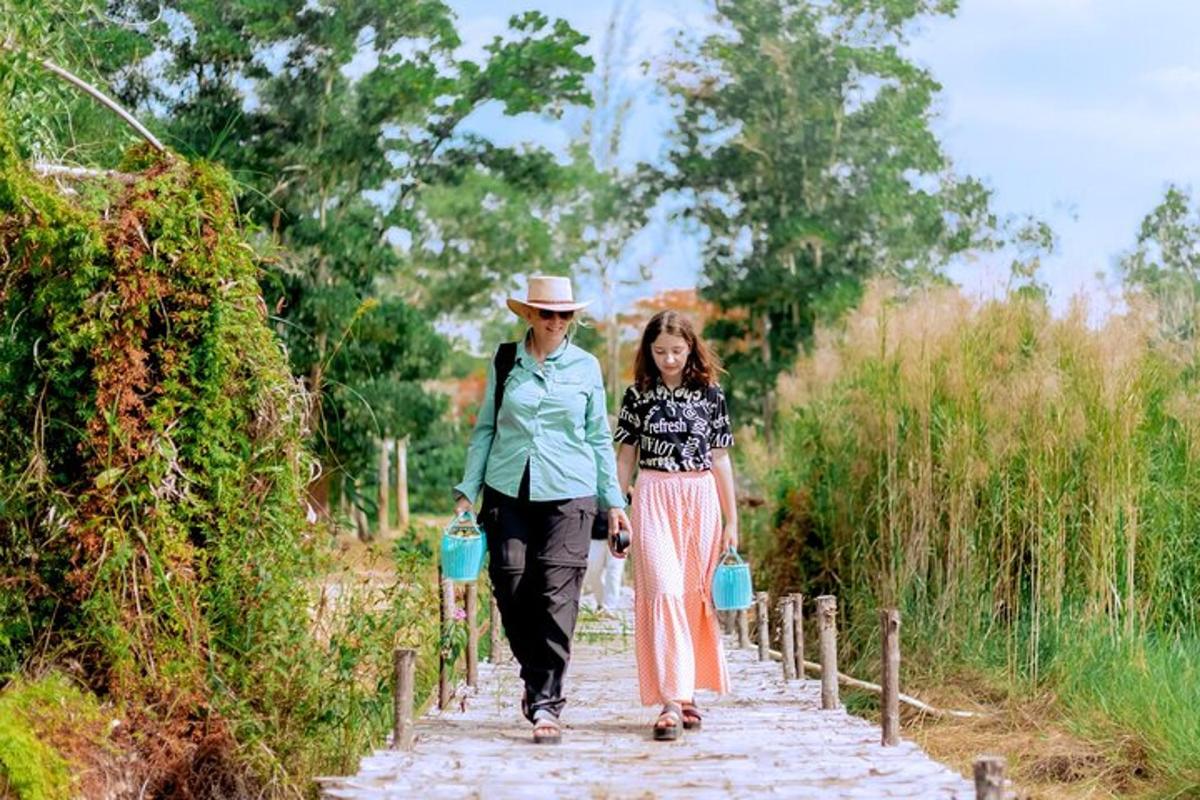 seorang lelaki dan seorang wanita berjalan di jalan
