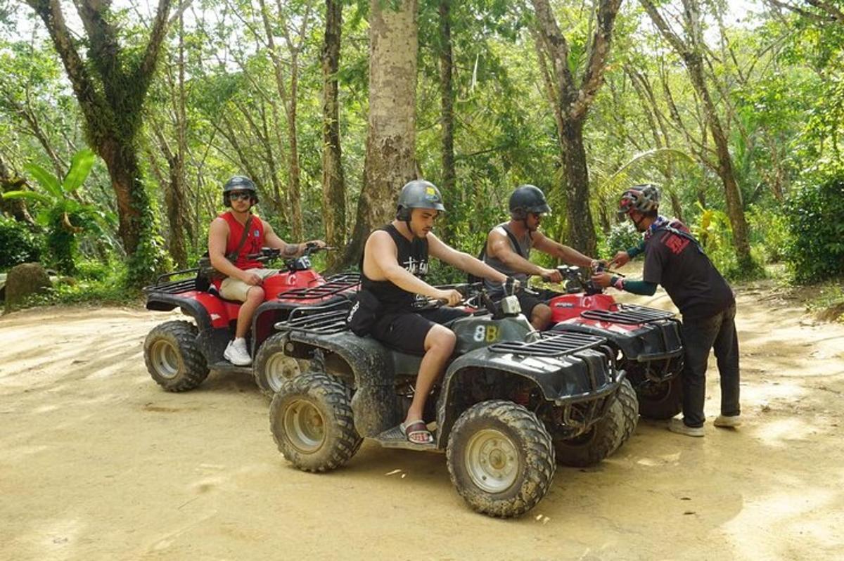 sekumpulan orang menunggang atv di jalan tanah