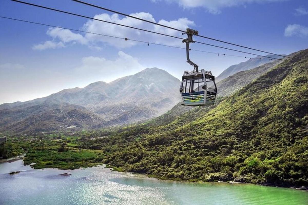 một chiếc thuyền gondola bay qua một dòng sông có núi