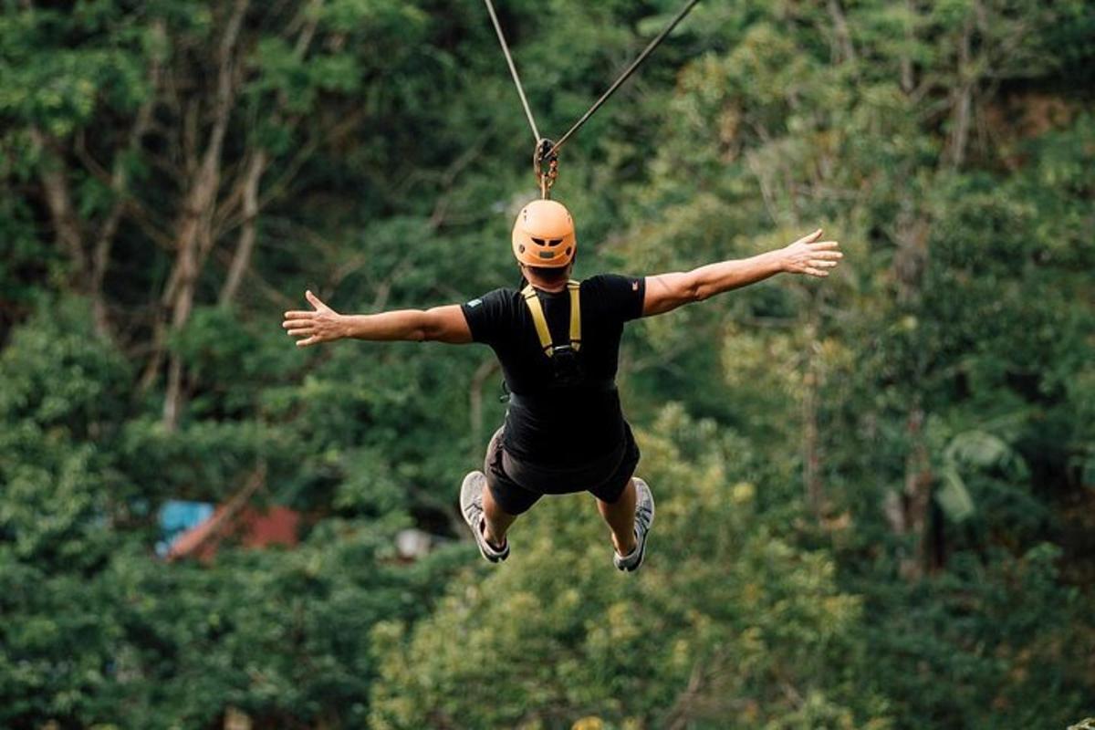 seorang lelaki terbang di udara dengan zip