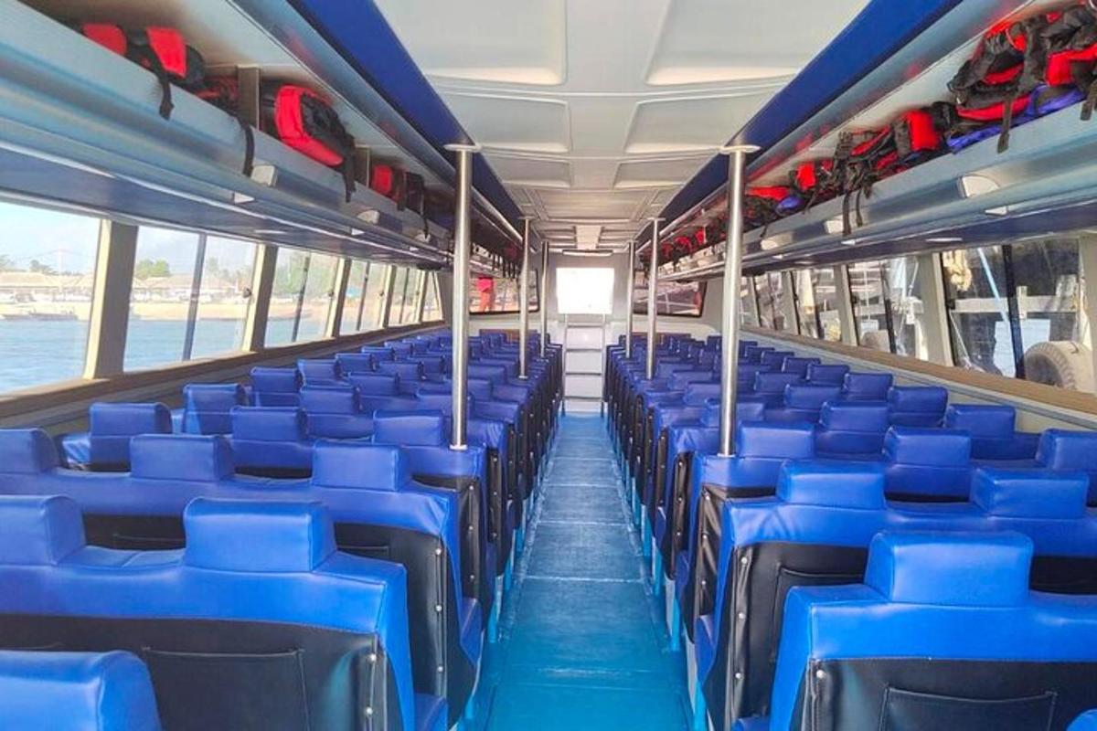 prázdný autobus s modrými sedadly