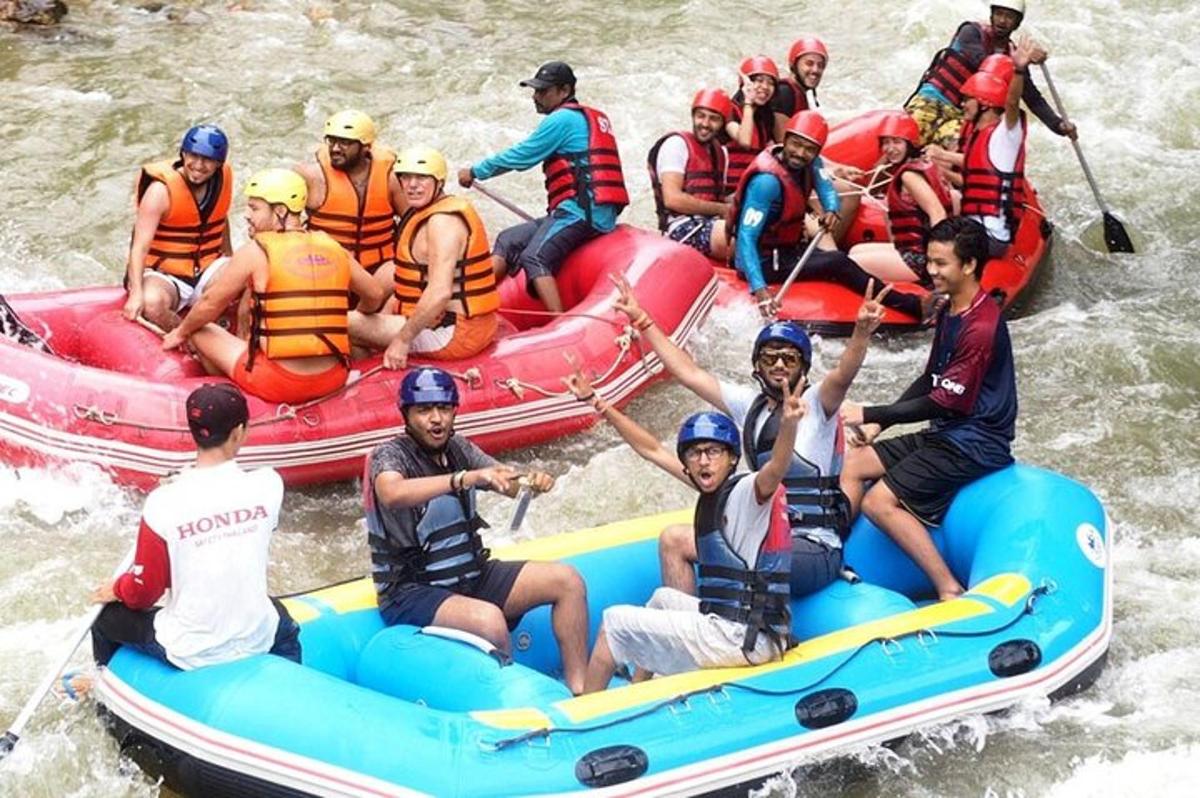 un gruppo di persone su una zattera in acqua